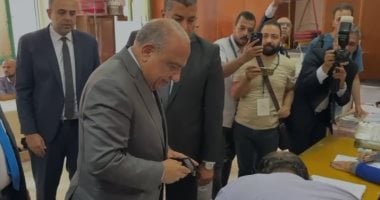 وزير الكهرباء يدلى بصوته فى لجنة مدرسة المنارة بمدينة نصر بانتخابات الشيوخ
