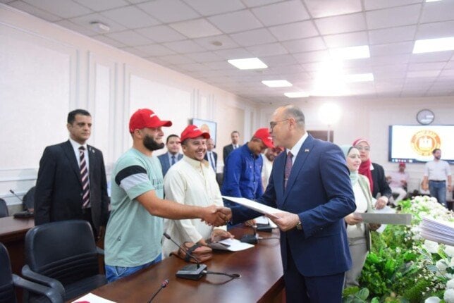 جبران يوزع عقود عمل جديدة للكوادر المصرية بشركة مقاولات في البوسنة والهرسك