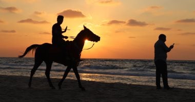 جمال شاطئ العريش.. لحظة غروب الشمس وذوبانها فى البحر كأجمل وداع.. صور
