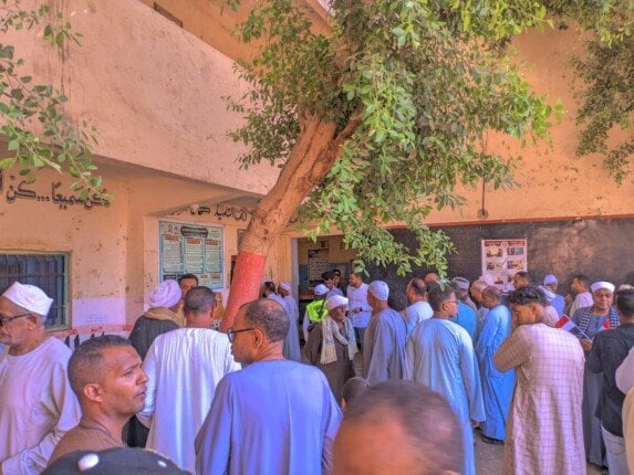 حشود الناخبين في قنا تكتظ بكبار السن والسيدات في سباق الشيوخ «صور»