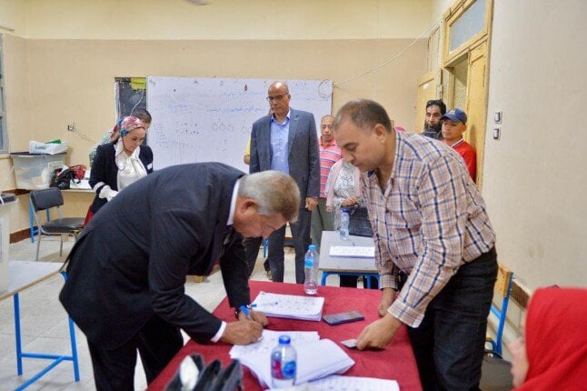 رئيس «الأعلى للإعلام» يشارك في انتخابات الشيوخ 2025 مع صور توثيقية