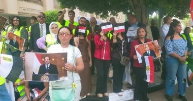 الشباب يرفعون صور الرئيس أمام مدرسة الشهيد مصطفى يسري عميرة بمصر الجديدة