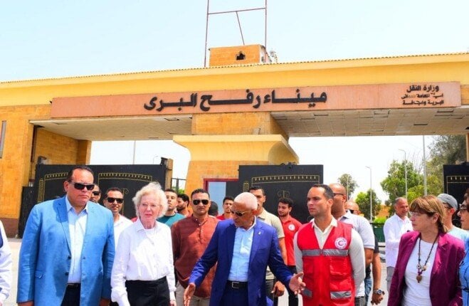 زيارة وفد منظمة "الحكماء" للمراكز اللوجستية للهلال الأحمر المصري وميناء رفح البري