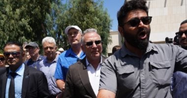 "ويتكوف" يزور أهالى الأسرى الإسرائيليين بغزة خلال مظاهرات تل أبيب.. صور