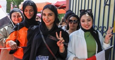 خروجه عائلية.. شباب وأسر فى طوابير مدرسة عثمان بن عفان بالجيزة