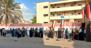 الناخبون في طوابير أمام المدارس المخصصة كمقار انتخابية