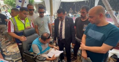 لفتة راقية.. قاضٍ يساعد شخص من ذوي الهمم على التصويت بالحوامدية.. صور