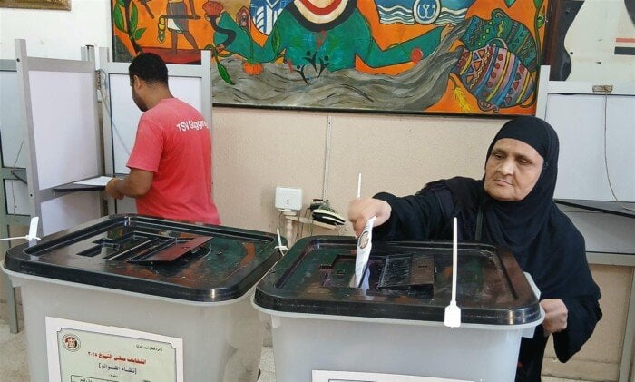 كبار السن وذوو الهمم يتوافدون للتصويت في انتخابات مجلس الشيوخ بالمقطم
توافد ملحوظ لكبار السن وذوي الهمم في انتخابات مجلس الشيوخ بالمقطم
انتخابات مجلس الشيوخ بالمقطم تستقطب كبار السن وذوي الهمم للتصويت
تسجيل حضور بارز لكبار السن وذوي الهمم في انتخابات مجلس الشيوخ بالمقطم