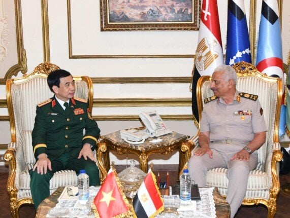 لقاء تاريخي بين الفريق أول عبد المجيد صقر ووزير الدفاع الفيتنامي
الفريق أول عبد المجيد صقر يتشاور مع وزير الدفاع الفيتنامي
زيارة مهمة للفريق أول عبد المجيد صقر إلى وزير الدفاع الفيتنامي
