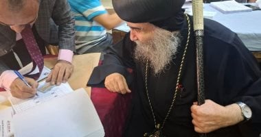 سكرتير المجمع المقدس يدلى بصوته فى انتخابات مجلس الشيوخ