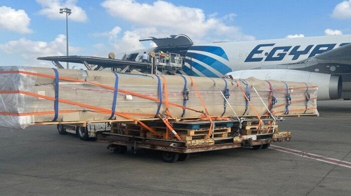 مصر للطيران تُسير شحنة إنارة ضخمة إلى كينشاسا بكفاءة استثنائية