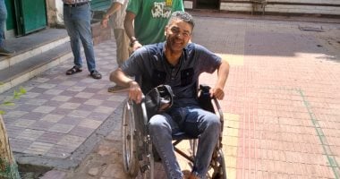 ناخب من ذوى الهمم يشارك فى انتخابات مجلس الشيوخ بالزيتون.. صور