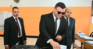 وزير الإسكان يدلي بصوته بانتخابات مجلس الشيوخ ويدعو المصريين للمشاركة الإيجابية
