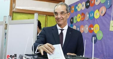 وزير الاتصالات يدلى بصوته بلجنة المدرسة اليابانية فى الشيخ زايد.. صور