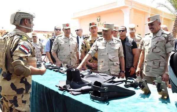 وزير الدفاع يجتمع مع مقاتلي القوات الخاصة من المظلات والصاعقة