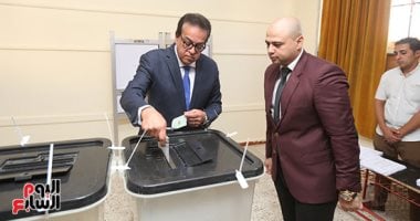 وزير الصحة يدلى بصوته فى انتخابات مجلس الشيوخ 2025.. صور