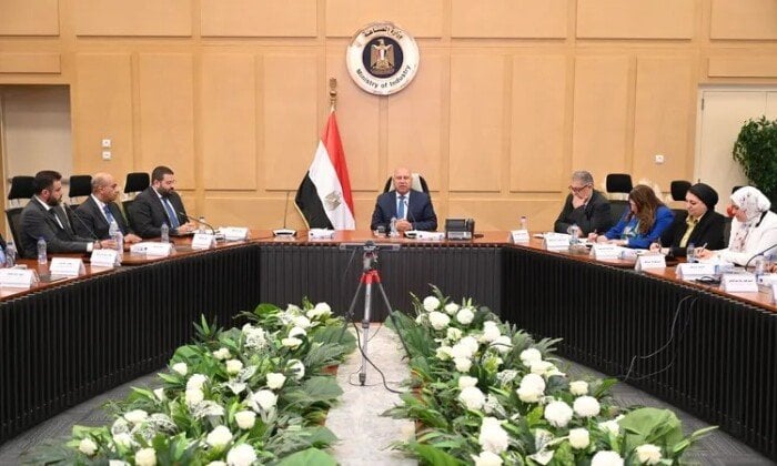 وزير الصناعة يناقش توطين مكونات السيارات مع المستثمرين الكبار
