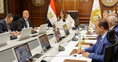 وزيرة التنمية المحلية تتابع سير الانتخابات مع المحافظين من مركز السيطرة.. صور