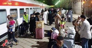 وصول القطار الأسبوعى الرابع للأشقاء السودانيين لمحطة السد العالى بأسوان