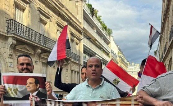 وقفة تأييد للرئيس السيسي من "مصريين" في باريس ضد الجماعة الإرهابية
